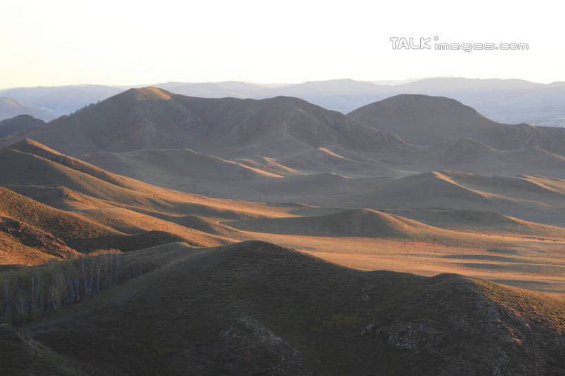 无人,横图,俯视,航拍,室外,白天,旅游,度假,草原,美景,山,山脉,植物,坝上,中国,亚洲,阴影,枯萎,光线,影子,景观,旷野,山峰,枯草,山峦,娱乐,草,黄色,蓝色,蓝天,天空,阳光,自然,群山,天,享受,休闲,景色,放松,晴朗,鸟瞰,自然风光,原野,东亚,万里无云,中华人民共和国,华北地区,河北,河北省,冀,承德,承德市,晴空,晴空万里,彩图,高角度拍摄,丰宁满族自治县,京北第一草原,bjzqp1