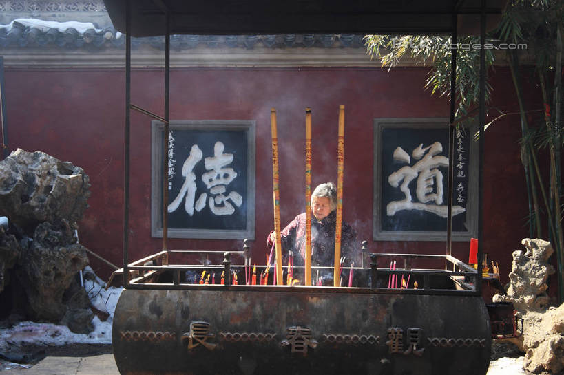 东方人,一个人,站,横图,室外,白天,正面,旅游,度假,石头,名胜古迹,植物,标志建筑,地标,建筑,雕塑,武汉,中国,亚洲,仅一个女性,仅一个人,握,节日,遗迹,艺术,装饰,标志,雕刻,雕像,石子,瓦片,文字,香炉,字符,墙,屋檐,烟雾,拿,拿着,注视,黄种人,古迹,文化,文物,娱乐,标识,建设,古建筑,檐,墙壁,墙面,树,树木,红色,绿色,自然,香烛,工艺品,观察,看,祈祷,站着,享受,休闲,健康,汉字,假山,旅游胜地,放松,握着,许愿,宗教,仅一个老年女性,信仰,生长,成长,观看,纪念,祈求,美术,察看,关注,中文,主题,道教,陈列,古文明,东亚,湖北,湖北省,砖雕,武昌区,武汉市,武昌,中华人民共和国,省会,功能,美学,国文,华文,华中地区,鄂,平安,老年女性,女人,女性,亚洲人,石块,岩石,站立,半身,彩图,玄门,长春观,bjzqp1