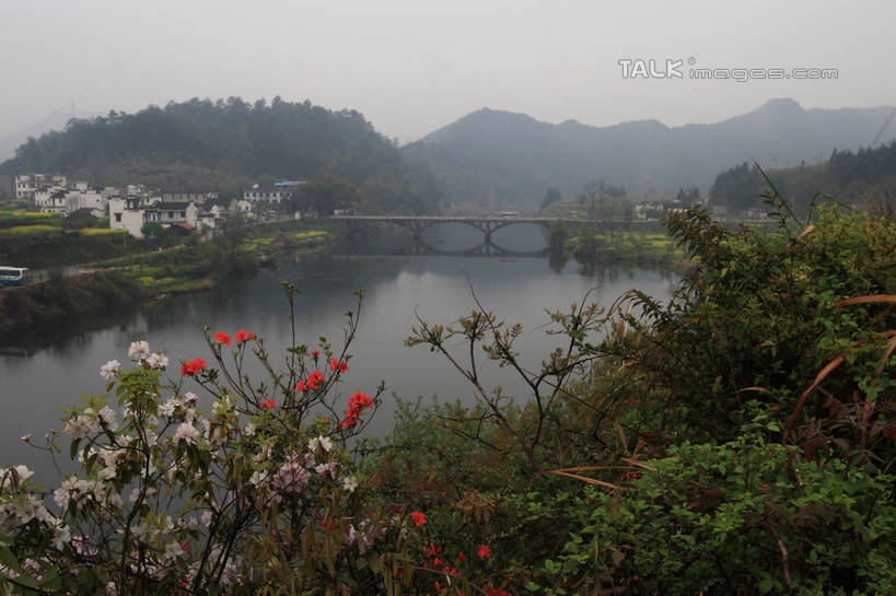 无人,家,横图,室外,白天,正面,旅游,度假,草地,草坪,河流,美景,山,山脉,树林,水,植物,许多,阴影,盛开,光线,影子,房屋,屋子,河水,景观,山峰,水流,乡村,桥,山峦,花蕾,娱乐,石桥,楼房,民居,民宅,住宅,栈桥,草,花,花瓣,花朵,鲜花,树,树木,红色,绿色,白色,倒影,天空,自然,村庄,群山,天,花苞,花蕊,享受,休闲,景色,放松,生长,成长,人行桥,村落,倒映,自然风光,反照,村子,彩图,房子,bjzqp1