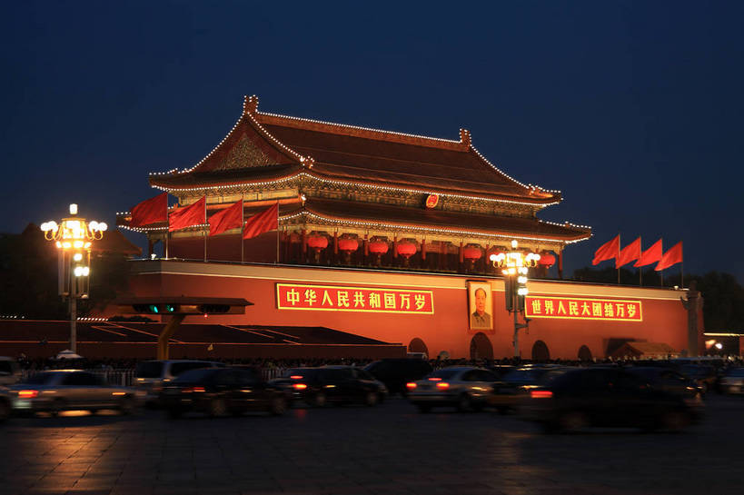 无人,天安门,广场,横图,彩色,室外,夜晚,仰视,旅游,度假,名胜古迹,标志建筑,道路,地标,建筑,路,霓虹灯,公路,汽车,旗帜,照明,北京,天安门广场,中国,亚洲,一排,许多,遗迹,整齐,灯笼,纸灯笼,灯光,七彩,地面,交通,首都,古迹,文物,娱乐,光源,旗子,建设,古建筑,霓虹,车,灯,排列,红色,蓝色,蓝天,天空,灯具,交通工具,轿车,天,享受,休闲,旅游胜地,放松,照亮,照明设备,队列,载具,古文明,东亚,中华人民共和国,东城区,北京市,京,北平,华北地区,氖灯,旌旗,旗号,天安门城楼,马路,彩图,低角度拍摄,bjzqp1