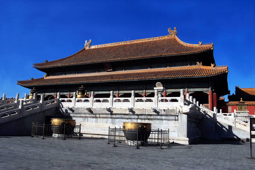 无人,故宫,宫殿,栏杆,横图,室外,白天,正面,旅游,度假,楼梯,标志建筑,地标,建筑,北京,中国,亚洲,阴影,光线,扶手,影子,阶梯,围栏,首都,娱乐,建设,护栏,台阶,蓝色,蓝天,天空,阳光,容器,紫禁城,天,享受,休闲,旅游胜地,放松,储藏,储存,东亚,中华人民共和国,北京市,京,北平,华北地区,缶,北京故宫博物院,乾清宫,彩图,贮存,bjzqp1