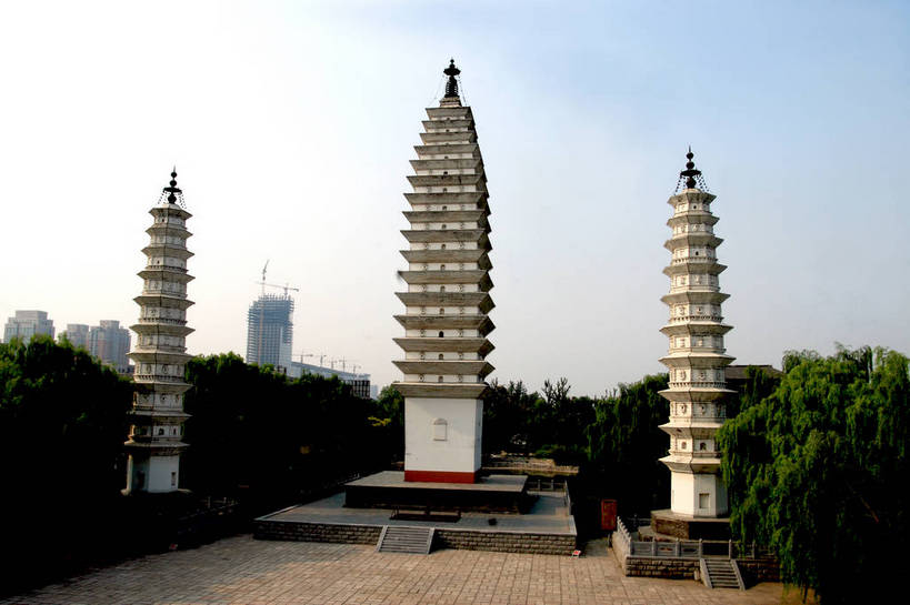 无人,横图,室外,白天,正面,旅游,度假,名胜古迹,标志建筑,地标,建筑,北京,中国,亚洲,阴影,遗迹,光线,影子,云,云朵,尖顶,首都,云彩,古迹,文物,娱乐,建设,古建筑,蓝色,白云,蓝天,天空,阳光,天,享受,休闲,旅游胜地,放松,古文明,东亚,中华人民共和国,北京市,京,北平,华北地区,民族建筑,北京中华民族园,崇圣寺,崇圣寺三塔,千寻塔,中华民族园,彩图,bjzqp1