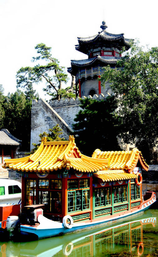 无人,颐和园,竖图,室外,白天,正面,旅游,度假,河流,名胜古迹,水,标志建筑,地标,建筑,船,北京,中国,亚洲,阴影,遗迹,光线,影子,亭子,屋顶,河水,水流,首都,顶棚,古迹,文物,娱乐,建设,古建筑,黄色,蓝色,蓝天,天空,阳光,凉亭,交通工具,天,享受,休闲,金色,旅游胜地,放松,园林,载具,古文明,东亚,中华人民共和国,北京市,京,北平,华北地区,画舫,北京颐和园,皇家园林,彩图,bjzqp1