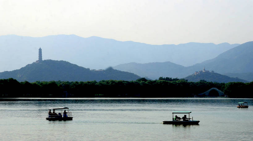 东方人,无人,颐和园,横图,室外,白天,正面,旅游,度假,湖,湖泊,山,山脉,水,船,北京,中国,亚洲,游客,阴影,光线,影子,湖面,山峰,水流,水面,山峦,首都,黄种人,娱乐,旅客,蓝天,天空,阳光,交通工具,湖水,群山,天,享受,休闲,放松,园林,航行,载具,三艘,东亚,昆明湖,中华人民共和国,北京市,京,北平,华北地区,北京昆明湖,皇家园林,玉峰塔,玉泉山,亚洲人,彩图,bjzqp1