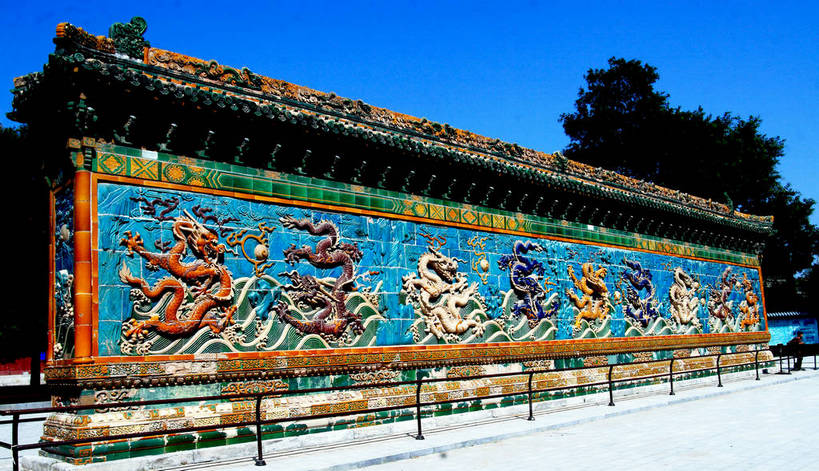 无人,故宫,横图,彩色,室外,白天,正面,旅游,度假,幸福,名胜古迹,植物,标志建筑,地标,建筑,北京,中国,亚洲,阴影,遗迹,光线,龙,瓦片,影子,墙,屋檐,首都,古迹,文物,娱乐,建设,古建筑,照壁,檐,墙壁,墙面,树,树木,黄色,蓝色,绿色,紫色,白色,蓝天,天空,阳光,自然,紫禁城,天,享受,休闲,和谐,橙色,旅游胜地,放松,生长,成长,吉祥,象征,图腾,古文明,东亚,皇极殿,中华人民共和国,北京市,京,北平,华北地区,祥瑞,五彩斑斓,灵兽,九条,影壁,照墙,北京故宫博物院,九龙壁,彩图,bjzqp1