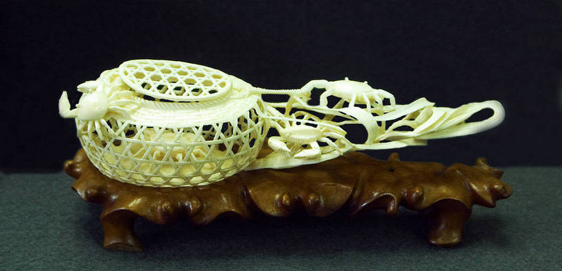 蟹,无人,横图,俯视,室内,白天,雕塑,黑色背景,竹制,艺术,装饰,编织,木制,螃蟹,雕刻,雕像,竹篓,石雕,一个,木制品,工艺品,摄影,玉雕,影棚,单个,纪念,支撑,美术,竹制品,主题,底座,陈列,篓子,功能,美学,鱼篓,彩图,高角度拍摄,影棚拍摄,拍摄,bjzqp1