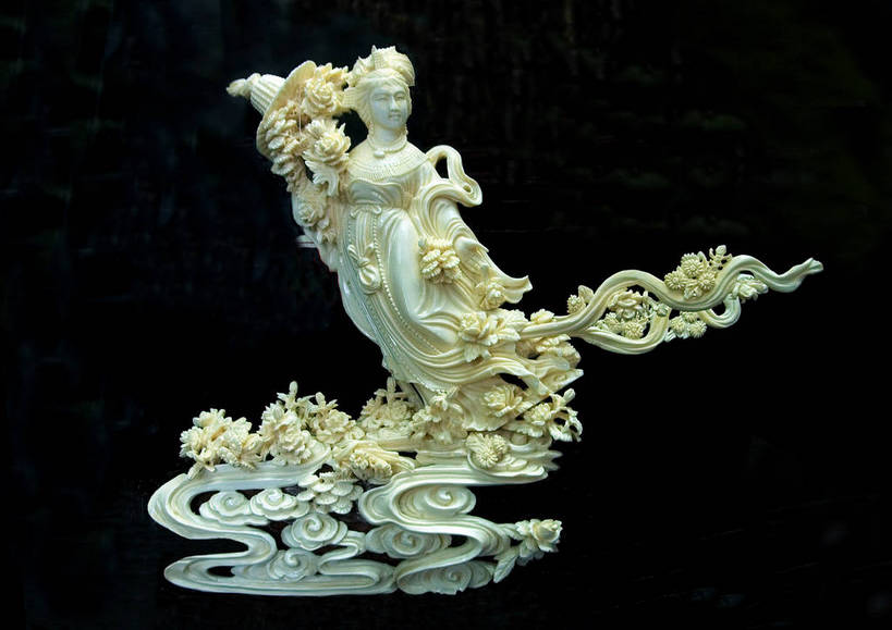 东方人,一个人,无人,投,横图,室内,白天,正面,民族服装,雕塑,亚洲,仅一个年轻女性,仅一个女性,仅一个人,许多,黑色背景,竹制,服装,艺术,装饰,盛开,雕刻,雕像,花篮,篮子,艺术品,古典,花蕾,云彩,黄种人,文化,传统,石雕,祥云,花,花瓣,花朵,鲜花,一个,衣服,白云,工艺品,花苞,花蕊,摄影,服饰,玉雕,影棚,单个,纪念,飘逸,仙女,古装,美术,神仙,竹制品,主题,陈列,功能,美学,韵味,飘拂,象牙雕,象牙雕刻,牙雕,天女散花,仙人,年轻女性,女人,女性,亚洲人,抛,扔,撒,掷,彩图,影棚拍摄,传统服装,民俗服,拍摄,bjzqp1