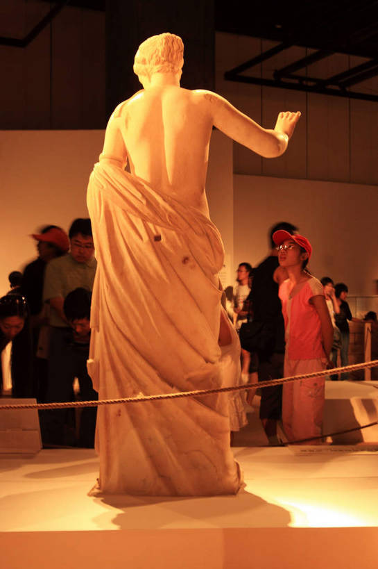 西方人,一个人,无人,博物馆,站,举,竖图,室内,白天,爱情,旅游,度假,建筑,石膏,雕塑,法国,巴黎,欧洲,欧洲人,仅一个年轻女性,仅一个女性,仅一个人,阴影,神话,艺术,装饰,光线,雕刻,雕像,影子,大理石,灯光,卢浮宫,首都,美丽,文化,娱乐,石雕,裸露,展品,背面,工艺品,托,站着,享受,休闲,展示,放松,赤裸,纪念,展览,展厅,美术,石膏像,希腊文化,主题,裸,陈列,希腊神话,维纳斯,法兰西共和国,功能,美学,法兰西第五共和国,大理石制品,阿芙洛狄忒,阿芙洛狄特,爱情女神,古希腊文化,罗浮宫博物馆,年轻女性,女人,女性,白种人,卷发,举起,举手,举着,向上举,向上伸,向上托,站立,彩图,全身,短发,bjzqp1