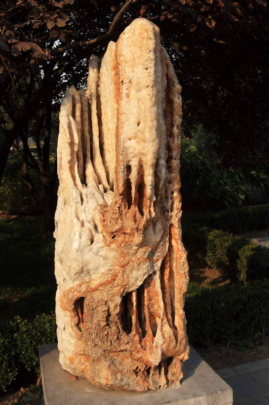 无人,竖图,室外,白天,正面,旅游,度假,石头,植物,一块,竖立,直立,阴影,光线,石子,影子,地面,娱乐,石柱,树,树木,蓝色,绿色,蓝天,天空,阳光,自然,天,享受,休闲,放松,生长,晴朗,成长,支撑,花岗岩,沟壑,底座,万里无云,挺立,石块,岩石,晴空,晴空万里,彩图,bjzqp1