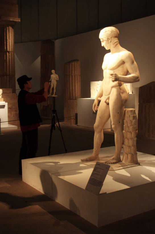 一个人,雕刻家,博物馆,站,举,竖图,室内,白天,侧面,旅游,度假,建筑,石膏,雕塑,法国,希腊,巴黎,欧洲,仅一个男性,仅一个人,阴影,黑色背景,神话,艺术,装饰,反射,雕刻,雕像,影子,大理石,卢浮宫,首都,注视,文化,娱乐,石雕,裸露,展品,仅一个年轻男性,工艺品,观察,看,托,站着,享受,休闲,展示,放松,观看,纪念,展览,展厅,美术,察看,石膏像,关注,希腊文化,主题,裸,陈列,希腊神话,法兰西共和国,功能,美学,法兰西第五共和国,大理石制品,阿瑞斯,战神,古希腊文化,罗浮宫博物馆,男人,男性,年轻男性,雕塑家,画画,举起,举手,举着,向上举,向上伸,向上托,站立,彩图,全身,bjzqp1