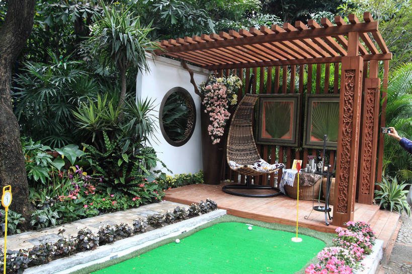 手,一个人,公园,花园,横图,室外,白天,仰视,旅游,度假,花海,花圃,美景,树林,植物,楼梯,相机,叶子,椅子,广州,中国,亚洲,仅一个男性,仅一个人,许多,盛开,高尔夫,高尔夫球,阶梯,木椅,亭子,景观,园艺,球场,围墙,绿叶,花蕾,娱乐,高尔夫球场,台阶,花,花瓣,花朵,花卉,鲜花,树,树木,仅一个年轻男性,拍照,绿色,风景,自然,数码相机,花丛,花田,花苞,花蕊,享受,休闲,手部,嫩叶,景色,放松,摄影,生长,成长,园林,风光,景物,高尔夫球杆,绿茵场,东亚,高尔夫运动,高尔夫球具,广东,森林公园,广东省,中华人民共和国,华南地区,省会,广州市,粤,风物,光景,景致,流溪河国家森林公园,男人,男性,年轻男性,叶,叶片,照相机,小花园,半身,彩图,低角度拍摄,照相,bjzqp1