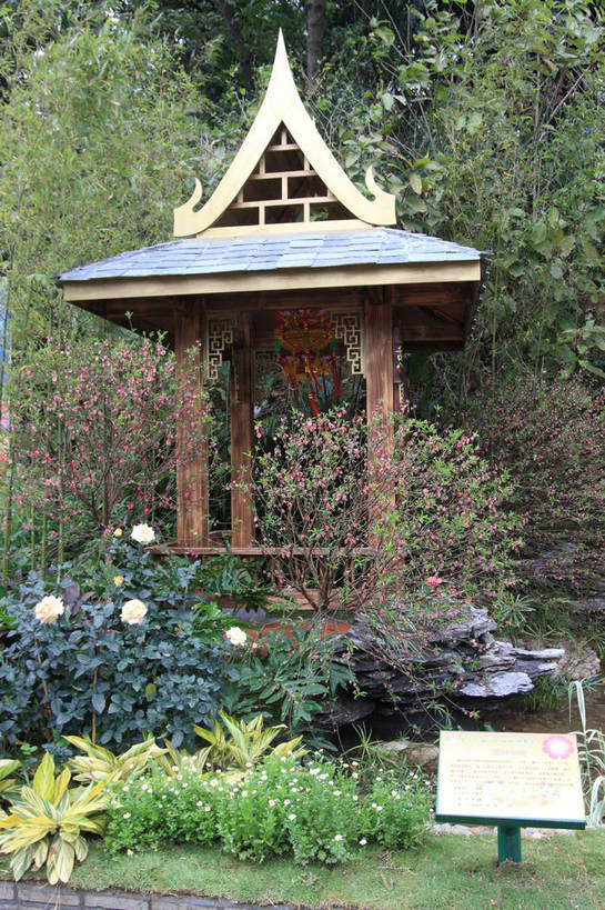 无人,公园,花园,竖图,室外,白天,仰视,爱情,旅游,度假,幸福,纯洁,热情,草地,草坪,花海,花圃,河流,美景,水,植物,指示牌,玫瑰,叶子,广州,中国,亚洲,许多,盛开,标志,文字,亭子,河水,景观,水流,园艺,绿叶,玫瑰花,浪漫,花蕾,娱乐,标识,草,花,花瓣,花朵,花卉,鲜花,绿色,白色,风景,小溪,自然,中国结,凉亭,花丛,花田,溪水,花苞,花蕊,享受,休闲,温暖,温馨,嫩叶,景色,恩爱,放松,生长,成长,园林,风光,和睦,景物,感动,东亚,广东,森林公园,广东省,中华人民共和国,华南地区,省会,广州市,粤,尊敬,风物,光景,景致,流溪河国家森林公园,天真,刺玫花,徘徊花,叶,叶片,小花园,彩图,低角度拍摄,融洽,bjzqp1