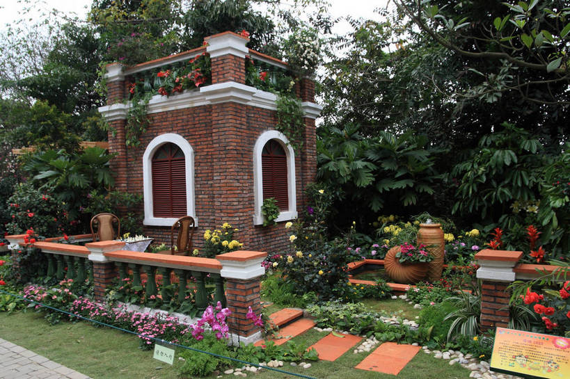 无人,公园,家,花园,栏杆,横图,室外,白天,仰视,旅游,度假,草地,草坪,花海,花圃,美景,植物,窗户,楼梯,道路,路,山茶花,叶子,椅子,广州,中国,亚洲,许多,盛开,百叶窗,房屋,阶梯,屋子,景观,园艺,围栏,小路,绿叶,交通,花蕾,娱乐,护栏,楼房,台阶,住宅,草,花,花瓣,花朵,花卉,鲜花,红色,蓝色,绿色,风景,蓝天,天空,自然,绳子,花丛,花田,天,花苞,花蕊,享受,休闲,嫩叶,景色,放松,生长,晴朗,成长,园林,风光,景物,东亚,广东,森林公园,广东省,万里无云,中华人民共和国,华南地区,省会,广州市,粤,玉茗花,耐冬,海石榴,红姜花,风物,光景,景致,流溪河国家森林公园,茶花,叶,叶片,晴空,晴空万里,小花园,彩图,低角度拍摄,房子,bjzqp1