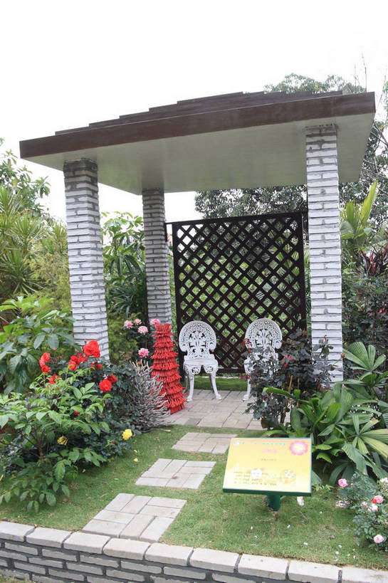 无人,公园,花园,竖图,俯视,室外,白天,旅游,度假,草地,草坪,花海,花圃,美景,植物,道路,路,山茶花,叶子,椅子,广州,中国,亚洲,许多,盛开,盆栽,塑料,亭子,景观,园艺,小路,绿叶,盆景,交通,花蕾,娱乐,草,花,花瓣,花朵,花卉,鲜花,蓝色,绿色,风景,蓝天,天空,自然,绳子,塑料制品,凉亭,花丛,花田,天,花苞,花蕊,享受,休闲,嫩叶,景色,放松,生长,晴朗,成长,园林,风光,绳索,乘凉,景物,东亚,广东,森林公园,广东省,万里无云,中华人民共和国,华南地区,省会,广州市,粤,玉茗花,耐冬,海石榴,风物,光景,景致,流溪河国家森林公园,茶花,叶,叶片,晴空,晴空万里,小花园,彩图,高角度拍摄,bjzqp1