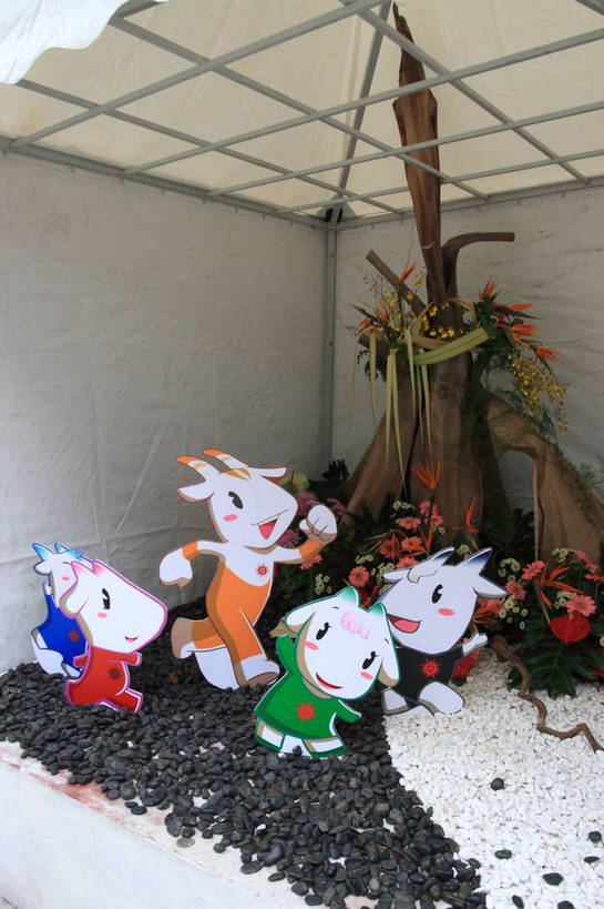 无人,花园,站,竖图,室内,白天,正面,旅游,度假,智慧,花海,花圃,石头,美景,植物,鹤望兰,叶子,四只,一棵,许多,艺术,装饰,盛开,石子,玩偶,景观,园艺,绿叶,非洲菊,枝条,花蕾,温室,注视,文化,娱乐,展品,花,花瓣,花朵,花卉,鲜花,树,树干,树木,树枝,绿色,风景,自然,插花,花丛,花田,花苞,花蕊,观察,看,站着,享受,休闲,嫩叶,卡通,菊花,景色,放松,生长,成长,观看,园林,展览,风光,展厅,华丽,修饰,插花艺术,点缀,察看,景物,创造,高雅,大棚,关注,清新,创作,保温,想象,小羊,扶郎花,灯盏花,千日菊,衬托,美观,雅致,雅观,风物,光景,寄意,景致,寓意,极乐鸟花,天堂鸟,叶,叶片,石块,小花园,站立,彩图,bjzqp1