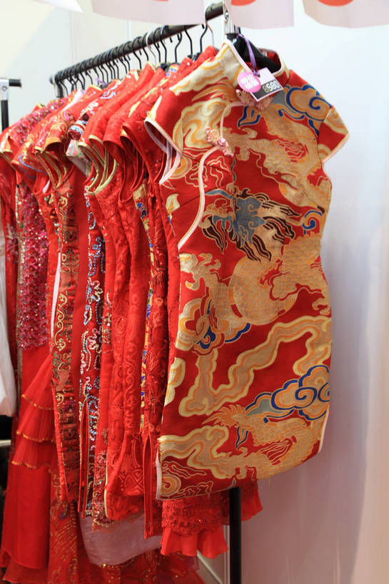 无人,竖图,室内,白天,正面,民族服装,衣架,北京,中国,亚洲,一排,许多,吊挂,悬挂,阴影,花纹,旗袍,整齐,装饰,光线,图案,影子,墙,灯光,首都,挂,文化,架子,墙壁,墙面,排列,红色,展示,展览,展会,华丽,修饰,点缀,队列,中国文化,东亚,中华人民共和国,北京市,京,北平,华北地区,衬托,美观,雅致,雅观,龙纹,挂衣架,晾衣架,彩图,传统服装,婚礼服,礼服,民俗服,博览会,婚博会,结婚展,中国婚博会,北京展览馆,传统文化,bjzqp1