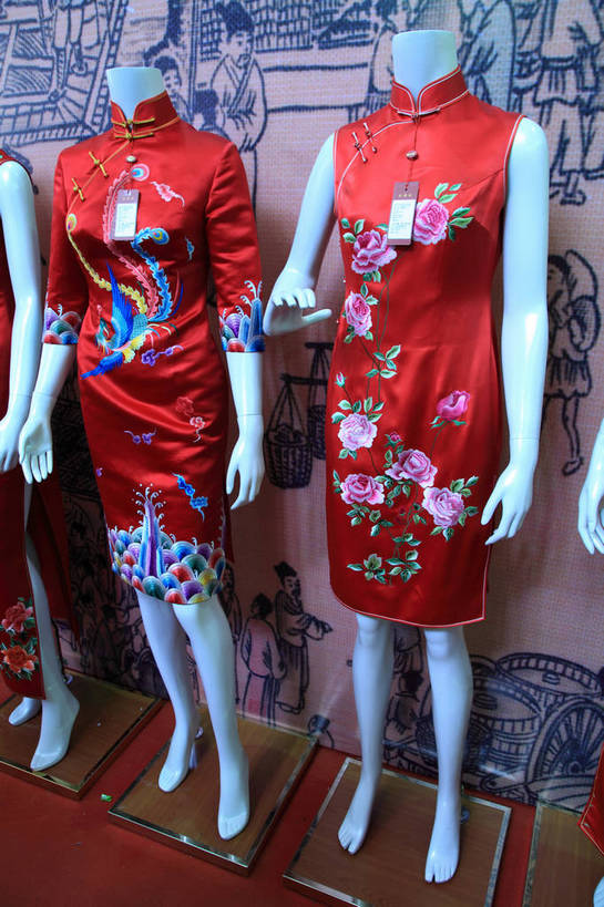 无人,竖图,室内,白天,正面,民族服装,孔雀,鸟,野生动物,衣架,北京,中国,亚洲,阴影,花纹,旗袍,装饰,光线,鸟类,人造模特,图案,影子,墙,灯光,首都,美丽,文化,墙壁,墙画,墙面,红色,动物,展示,可爱,活泼,道具,展览,展会,华丽,修饰,吉祥,点缀,中国文化,华贵,善良,东亚,服装模特,模特道具,时装道具,展示道具,服装模特道具,陈列道具,中华人民共和国,北京市,京,北平,华北地区,衬托,美观,雅致,雅观,龙纹,越鸟,百鸟之王,挂衣架,晾衣架,彩图,传统服装,婚礼服,礼服,民俗服,博览会,婚博会,结婚展,中国婚博会,北京展览馆,传统文化,bjzqp1