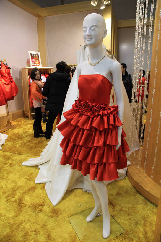 东方人,站,竖图,室内,白天,婚纱,照明,北京,中国,亚洲,吊挂,悬挂,阴影,光线,影子,墙,灯光,地面,首都,许多人,挂,黄种人,吊灯,墙壁,墙面,灯,背面,红色,帘子,珠帘,灯具,站着,一群人,展示,展览,展会,照亮,照明设备,东亚,中华人民共和国,北京市,京,北平,华北地区,宣传画,男人,男性,年轻男性,年轻女性,女人,女性,亚洲人,站立,半身,彩图,婚礼服,礼服,博览会,婚博会,结婚展,中国婚博会,北京展览馆,bjzqp1