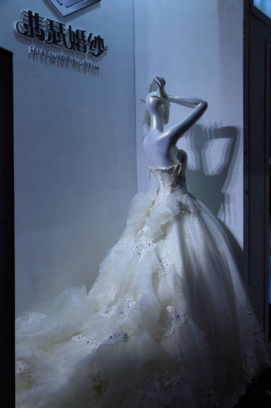 无人,竖图,室内,白天,正面,婚纱,北京,中国,亚洲,阴影,光线,标志,告示牌,人造模特,文字,影子,字符,墙,灯光,地面,首都,标识,墙壁,墙面,白色,汉字,展示,道具,展览,展会,中文,宣传,东亚,服装模特,模特道具,时装道具,展示道具,服装模特道具,陈列道具,中华人民共和国,北京市,京,北平,华北地区,国文,华文,彩图,婚礼服,礼服,博览会,婚博会,结婚展,中国婚博会,北京展览馆,bjzqp1