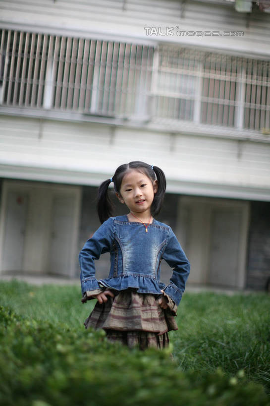 东方人,儿童,一个人,站,笑,微笑,露齿笑,竖图,室外,白天,正面,裙子,纯洁,植物,窗户,亚洲,仅一个女性,仅一个人,连衣裙,墙,黄种人,手叉腰,防盗窗,玻璃窗,墙壁,墙面,树,树木,小孩,蓝色,绿色,自然,叉腰,站着,仅一个小孩,可爱,童年,童趣,生长,成长,双手叉腰,童真,烂漫,无邪,天真,女孩,女人,女性,亚洲人,孩子,站立,半身,彩图,女生,hascy1