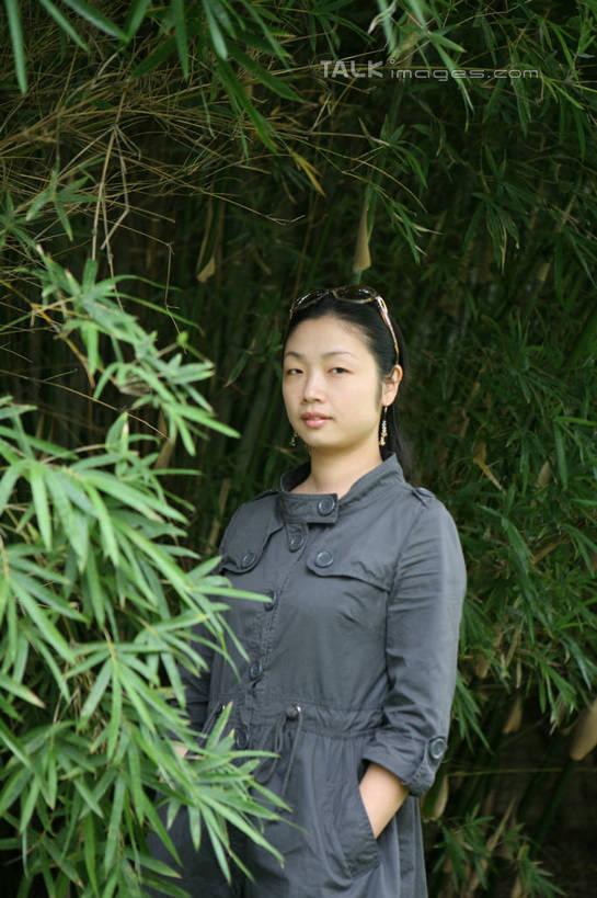 东方人,一个人,站,竖图,室外,白天,正面,纯洁,植物,竹子,亚洲,仅一个年轻女性,仅一个女性,仅一个人,服装,墨镜,眼镜,风衣,注视,休闲装,黄种人,衣服,绿色,灰色,自然,太阳镜,太阳眼镜,看,站着,休闲,休闲服,遮阳镜,服饰,生长,成长,高雅,关注,双手抄兜,双手放兜,奉献,质朴,正直,担当,年轻女性,女人,女性,亚洲人,竹,插兜,两手抄兜,两手放兜,手插兜,手放口袋,站立,半身,彩图,奋进,操守,四君子,岁寒三友,性坚,虚怀,虚心,手抄兜,善群,卓尔,hascy1