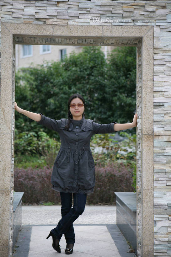 东方人,一个人,高楼大厦,站,伸展双臂,笑,微笑,竖图,室外,白天,正面,草地,草坪,植物,门,大厦,建筑,摩天大楼,亚洲,仅一个年轻女性,仅一个女性,仅一个人,服装,墨镜,眼镜,墙,风衣,休闲装,黄种人,墙壁,墙面,草,树,树木,衣服,绿色,灰色,自然,太阳镜,太阳眼镜,门框,站着,休闲,休闲服,遮阳镜,服饰,生长,成长,踮脚,年轻女性,女人,女性,亚洲人,敞开双臂,伸开双臂,展开双肩,站立,张开手臂,张开双臂,彩图,全身,大楼,高层建筑,高楼,摩天楼,hascy1