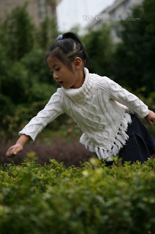 东方人,儿童,一个人,高楼大厦,站,举,竖图,室外,白天,正面,毛衣,纯洁,植物,大厦,建筑,摩天大楼,亚洲,仅一个女性,仅一个人,弯腰,朦胧,模糊,黄种人,树,树木,小孩,绿色,白色,自然,托,站着,仅一个小孩,可爱,童年,童趣,生长,成长,童真,烂漫,无邪,弯身,天真,女孩,女人,女性,亚洲人,孩子,举起,举手,举着,向上举,向上伸,向上托,站立,半身,彩图,绒衣,套衫,套头毛衣,线衣,大楼,高层建筑,高楼,摩天楼,女生,hascy1