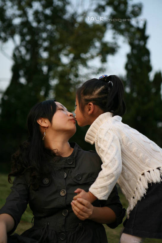 东方人,儿童,两个人,家庭,母亲,女儿,坐,握手,笑,吻,微笑,露齿笑,竖图,室外,白天,正面,毛衣,裙子,纯洁,草地,草坪,植物,亚洲,服装,风衣,休闲装,黄种人,草,树,树木,小孩,衣服,绿色,白色,灰色,自然,休闲,温暖,温馨,母女,一家人,休闲服,可爱,母爱,童年,童趣,短裙,服饰,生长,成长,半身裙,和睦,童真,烂漫,无邪,天真,年轻女性,女孩,女人,女性,亚洲人,孩子,年轻人,搀手,拉手,亲,亲吻,手搀手,手拉手,手牵手,手握手,坐着,半身,彩图,绒衣,套衫,套头毛衣,线衣,融洽,女生,hascy1