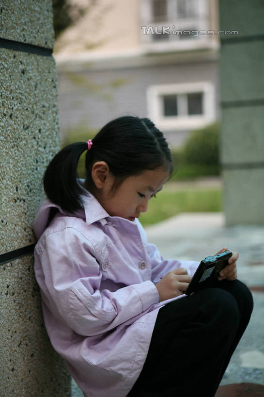 东方人,儿童,一个人,高楼大厦,蹲,竖图,室外,白天,侧面,游戏,纯洁,草地,草坪,植物,窗户,大厦,建筑,摩天大楼,亚洲,仅一个女性,仅一个人,握,服装,朦胧,模糊,墙,拿,玩,拿着,注视,休闲装,黄种人,娱乐,墙壁,墙面,草,树,树木,小孩,衣服,绿色,自然,低头,观察,看,仅一个小孩,休闲,休闲服,可爱,童年,童趣,握着,服饰,游戏机,生长,成长,观看,活动,察看,发泄,关注,消遣,智力,童真,烂漫,无邪,宣泄,天真,女孩,女人,女性,亚洲人,孩子,屈膝,蹲着,玩耍,嬉戏,半身,彩图,大楼,高层建筑,高楼,摩天楼,女生,hascy1