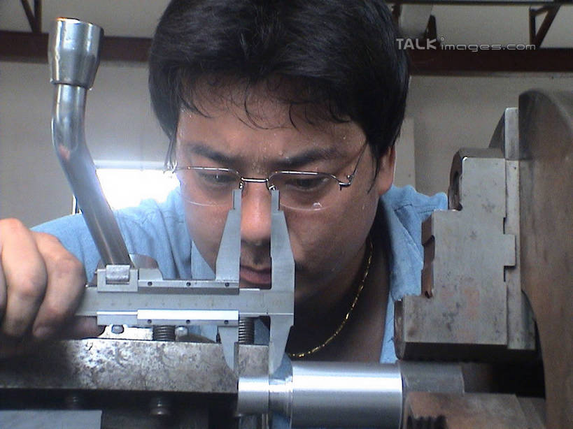 东方人,一个人,机修工,工厂,坐,横图,室内,白天,仰视,工作服,制服,机器,窗户,项链,金属制品,亚洲,仅一个男性,仅一个人,握,阴影,光线,测量,金属,眼镜,影子,刻度,墙,拿,拿着,注视,黄种人,玻璃窗,墙壁,墙面,装饰品,工人,仅一个年轻男性,蓝色,阳光,尺,饰品,首饰,观察,看,机械,握着,观看,测量工具,仔细,精密,尺子,察看,游标卡尺,关注,精度,精准,精细,近视眼镜,车床,量具,量仪,卡尺,标卡尺,量爪,主尺,深度尺,工作制服,认真,游标尺,男人,男性,年轻男性,亚洲人,机械师,机修工人,坐着,半身,彩图,低角度拍摄,工作套服,hascy1