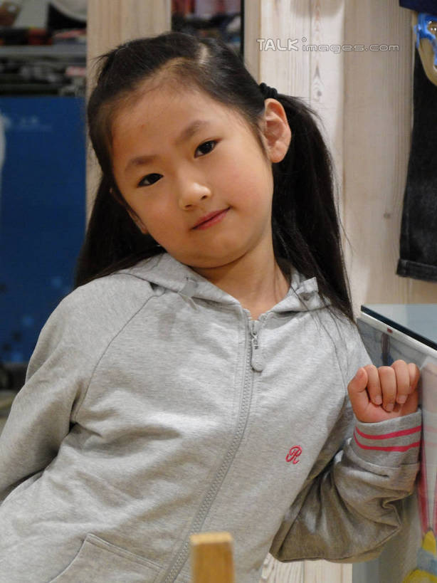 东方人,儿童,一个人,商店,站,竖图,室内,白天,正面,购物,纯洁,消费,超市,亚洲,仅一个女性,仅一个人,许多,服装,倾斜,注视,休闲装,黄种人,小孩,衣服,扶,观察,看,试穿,站着,仅一个小孩,休闲,休闲服,展示,可爱,童年,童趣,金融,百货,服饰,观看,童装,察看,扶着,衣着,服装店,穿着,关注,陈列,选购,贸易,童真,百货公司,烂漫,无邪,服饰店,血拼,衣饰,天真,女孩,女人,女性,亚洲人,孩子,站立,半身,彩图,购物商场,购物中心,商业中心,女生,hascy1