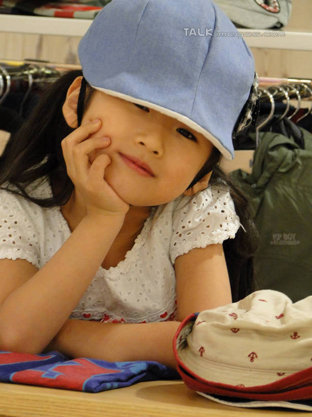 东方人,儿童,一个人,商店,站,笑,微笑,竖图,室内,白天,正面,购物,纯洁,消费,超市,帽子,衣架,亚洲,仅一个女性,仅一个人,许多,撑,吊挂,悬挂,服装,挂,托腮,休闲装,黄种人,小孩,衣服,蓝色,遮阳帽,试穿,托,站着,仅一个小孩,休闲,休闲服,展示,可爱,童年,童趣,金融,百货,服饰,童装,衣着,服装店,穿着,托下巴,陈列,选购,贸易,童真,百货公司,烂漫,无邪,服饰店,血拼,衣饰,天真,女孩,女人,女性,亚洲人,孩子,挂衣架,晾衣架,站立,半身,彩图,购物商场,购物中心,商业中心,女生,hascy1