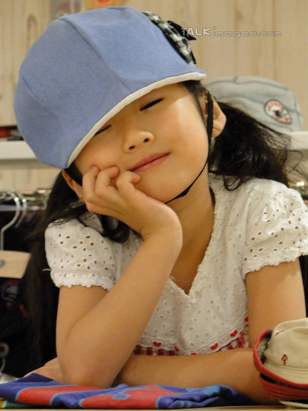 东方人,儿童,一个人,商店,站,闭眼,笑,微笑,竖图,室内,白天,正面,购物,纯洁,消费,超市,帽子,衣架,亚洲,仅一个女性,仅一个人,许多,撑,吊挂,悬挂,服装,挂,托腮,休闲装,黄种人,小孩,衣服,蓝色,遮阳帽,试穿,托,站着,仅一个小孩,休闲,休闲服,展示,可爱,童年,童趣,金融,百货,服饰,童装,衣着,服装店,穿着,托下巴,陈列,选购,贸易,童真,百货公司,烂漫,无邪,服饰店,血拼,衣饰,天真,女孩,女人,女性,亚洲人,孩子,挂衣架,晾衣架,闭眼睛,闭着眼,闭着眼睛,站立,半身,彩图,购物商场,购物中心,商业中心,女生,hascy1