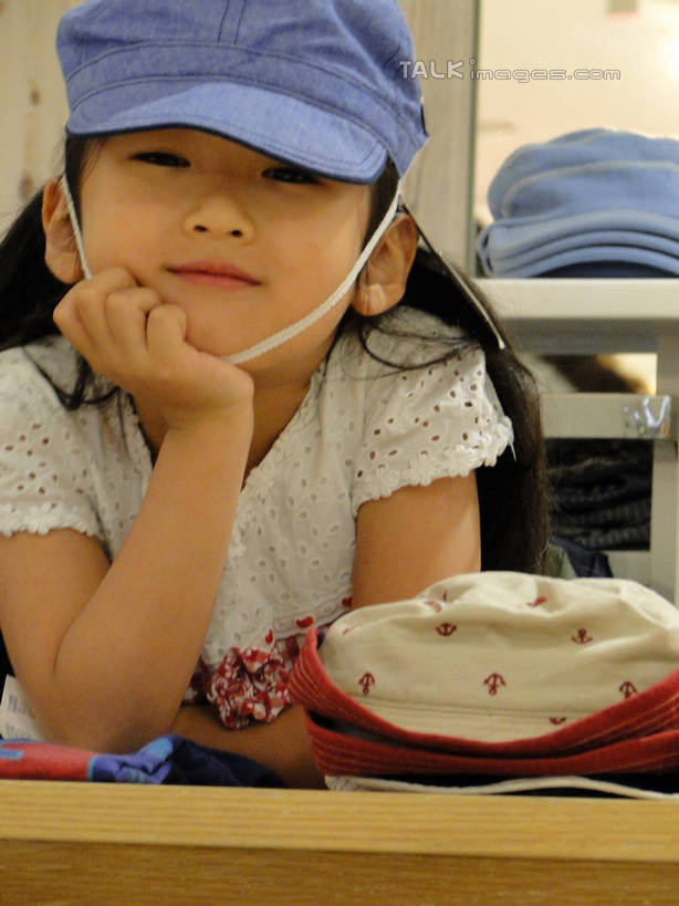 东方人,儿童,一个人,商店,站,笑,微笑,竖图,室内,白天,正面,购物,纯洁,消费,超市,帽子,衣架,亚洲,仅一个女性,仅一个人,许多,撑,吊挂,悬挂,服装,挂,托腮,休闲装,黄种人,小孩,衣服,蓝色,遮阳帽,试穿,托,站着,仅一个小孩,休闲,休闲服,展示,可爱,童年,童趣,金融,百货,服饰,童装,衣着,服装店,穿着,托下巴,陈列,选购,贸易,童真,百货公司,烂漫,无邪,服饰店,血拼,衣饰,天真,女孩,女人,女性,亚洲人,孩子,挂衣架,晾衣架,站立,半身,彩图,购物商场,购物中心,商业中心,女生,hascy1