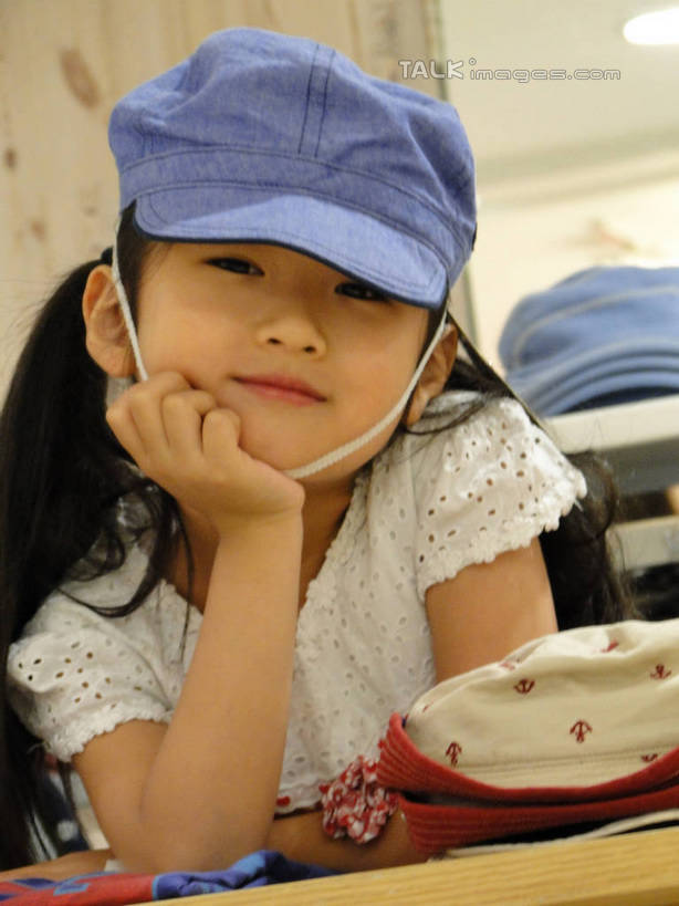 东方人,儿童,一个人,商店,站,笑,微笑,竖图,室内,白天,正面,购物,纯洁,消费,超市,帽子,衣架,亚洲,仅一个女性,仅一个人,许多,撑,吊挂,悬挂,服装,挂,托腮,休闲装,黄种人,小孩,衣服,蓝色,遮阳帽,试穿,托,站着,仅一个小孩,休闲,休闲服,展示,可爱,童年,童趣,金融,百货,服饰,童装,衣着,服装店,穿着,托下巴,陈列,选购,贸易,童真,百货公司,烂漫,无邪,服饰店,血拼,衣饰,天真,女孩,女人,女性,亚洲人,孩子,挂衣架,晾衣架,站立,半身,彩图,购物商场,购物中心,商业中心,女生,hascy1