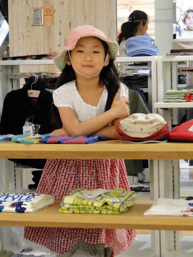 东方人,儿童,两个人,商店,站,笑,微笑,竖图,室内,白天,正面,购物,纯洁,消费,超市,帽子,衣架,亚洲,许多,撑,吊挂,悬挂,服装,挂,托腮,休闲装,黄种人,架子,小孩,衣服,粉色,遮阳帽,试穿,托,站着,休闲,休闲服,展示,可爱,童年,童趣,金融,百货,服饰,童装,衣着,服装店,穿着,托下巴,陈列,选购,贸易,童真,百货公司,烂漫,无邪,服饰店,血拼,衣饰,天真,年轻女性,女孩,女人,女性,亚洲人,孩子,挂衣架,晾衣架,站立,半身,彩图,购物商场,购物中心,商业中心,女生,hascy1