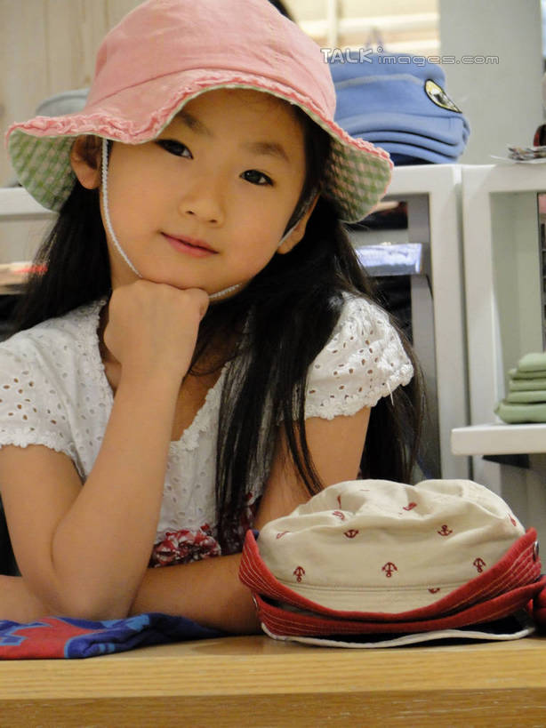 东方人,儿童,一个人,商店,站,笑,微笑,竖图,室内,白天,正面,购物,纯洁,消费,超市,帽子,衣架,亚洲,仅一个女性,仅一个人,许多,撑,吊挂,悬挂,服装,挂,托腮,休闲装,黄种人,小孩,衣服,粉色,遮阳帽,试穿,托,站着,仅一个小孩,休闲,休闲服,展示,可爱,童年,童趣,金融,百货,服饰,童装,衣着,服装店,穿着,托下巴,陈列,选购,贸易,童真,百货公司,烂漫,无邪,服饰店,血拼,衣饰,天真,女孩,女人,女性,亚洲人,孩子,挂衣架,晾衣架,站立,半身,彩图,购物商场,购物中心,商业中心,女生,hascy1