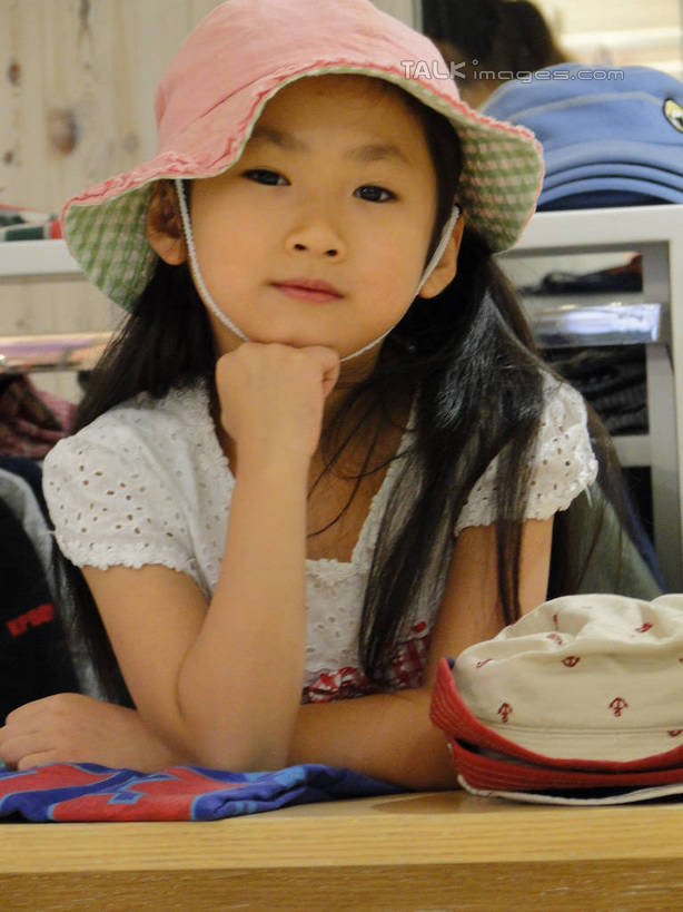 东方人,儿童,一个人,商店,站,笑,微笑,竖图,室内,白天,正面,购物,纯洁,消费,超市,帽子,衣架,亚洲,仅一个女性,仅一个人,许多,撑,吊挂,悬挂,服装,挂,托腮,休闲装,黄种人,小孩,衣服,粉色,遮阳帽,试穿,托,站着,仅一个小孩,休闲,休闲服,展示,可爱,童年,童趣,金融,百货,服饰,童装,衣着,服装店,穿着,托下巴,陈列,选购,贸易,童真,百货公司,烂漫,无邪,服饰店,血拼,衣饰,天真,女孩,女人,女性,亚洲人,孩子,挂衣架,晾衣架,站立,半身,彩图,购物商场,购物中心,商业中心,女生,hascy1