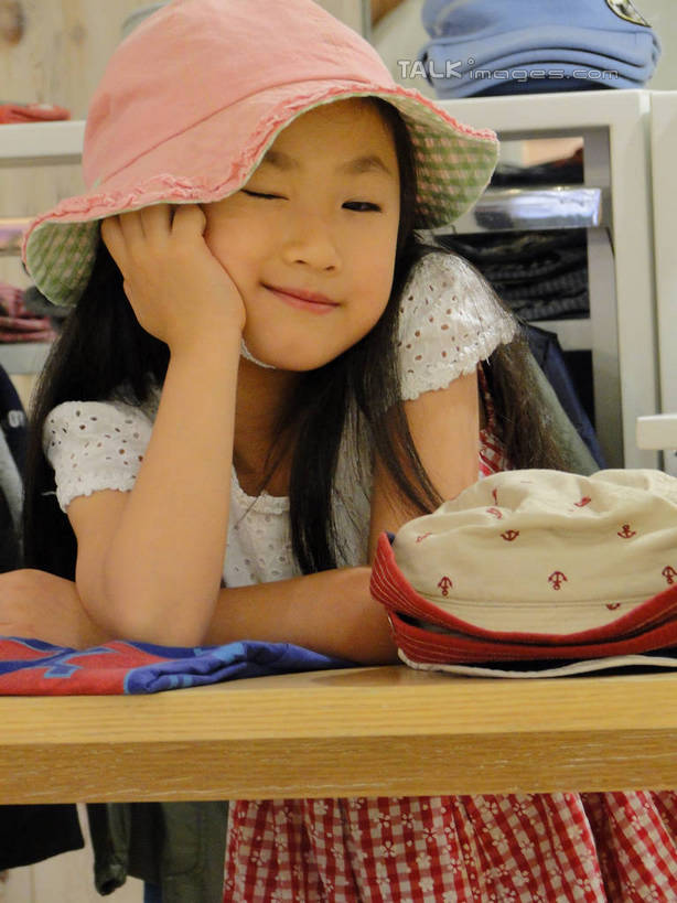 东方人,儿童,一个人,商店,站,笑,微笑,竖图,室内,白天,正面,购物,纯洁,消费,超市,帽子,衣架,亚洲,仅一个女性,仅一个人,许多,撑,吊挂,悬挂,服装,挂,托腮,休闲装,黄种人,小孩,衣服,粉色,遮阳帽,试穿,托,站着,仅一个小孩,休闲,休闲服,展示,可爱,童年,童趣,金融,百货,服饰,童装,衣着,服装店,穿着,托下巴,陈列,选购,贸易,童真,百货公司,烂漫,无邪,服饰店,血拼,衣饰,天真,女孩,女人,女性,亚洲人,孩子,挂衣架,晾衣架,站立,半身,彩图,购物商场,购物中心,商业中心,女生,hascy1