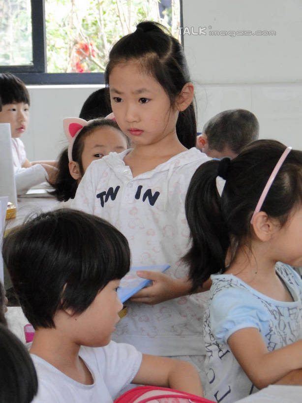 东方人,儿童,伙伴,朋友,学校,站,坐,竖图,室内,白天,正面,友谊,纯洁,植物,窗户,桌子,亚洲,学习,服装,装饰,包,书包,墙,许多人,注视,休闲装,黄种人,书桌,玻璃窗,墙壁,墙面,树,树木,小孩,衣服,绿色,自然,背包,发箍,发饰,课桌,饰品,观察,看,站着,一群人,休闲,教室,同学,休闲服,可爱,童年,童趣,服饰,生长,成长,头箍,观看,察看,课堂,校友,关注,发卡,童真,烂漫,无邪,配饰,同窗,学友,天真,友情,男孩,男人,男性,女孩,女人,女性,亚洲人,长发,站立,坐着,半身,彩图,双肩包,短发,男生,女生,hascy1