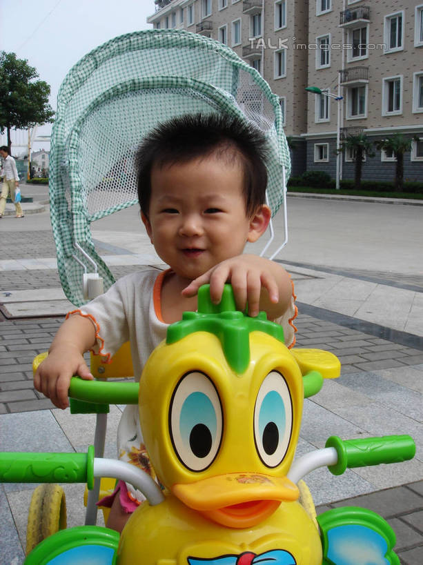 东方人,儿童,一个人,高楼大厦,坐,笑,微笑,露齿笑,竖图,室外,白天,正面,纯洁,植物,大厦,建筑,摩天大楼,亚洲,仅一个男性,仅一个人,一辆,阴影,服装,光线,影子,地面,休闲装,黄种人,车,树,树木,小孩,衣服,黄色,绿色,天空,阳光,自然,天,驾驶,开车,仅一个小孩,休闲,休闲服,可爱,童年,童趣,服饰,生长,成长,卡通人物,载具,童真,唐老鸭,烂漫,无邪,天真,玩具车,男孩,男人,男性,亚洲人,孩子,坐着,半身,彩图,大楼,高层建筑,高楼,摩天楼,男生,hascy1