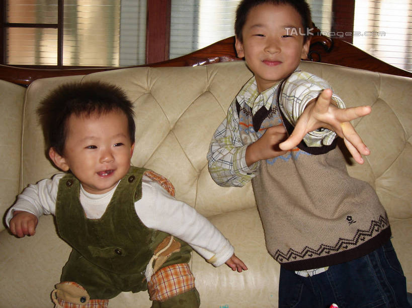 东方人,儿童,两个人,伙伴,朋友,客厅,站,举,横图,室内,白天,正面,游戏,友谊,纯洁,窗户,沙发,亚洲,弯腰,阴影,服装,光线,影子,玩,休闲装,黄种人,娱乐,玻璃窗,小孩,衣服,阳光,托,站着,休闲,休闲服,可爱,童年,童趣,服饰,活动,起居室,发泄,消遣,智力,童真,烂漫,无邪,宣泄,弯身,客堂,天真,友情,男孩,男人,男性,亚洲人,举起,举手,举着,玩耍,嬉戏,向上举,向上伸,向上托,站立,半身,彩图,五指张开,男生,皮沙发,hascy1