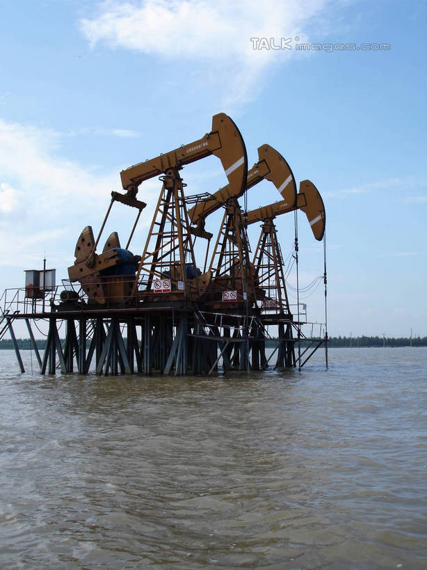 无人,竖图,室外,白天,正面,旅游,度假,河流,美景,水,中国,亚洲,一排,许多,阴影,环保,整齐,电力,光线,钢材,电缆,电线,影子,支架,河水,景观,水流,水面,云,云朵,云彩,娱乐,电塔,江苏,排列,蓝色,白云,蓝天,天空,阳光,自然,天,享受,休闲,和谐,景色,放松,能源,晴朗,支撑,生态,回收,波光粼粼,资源,队列,自然风光,供电设备,开采,钻井,油田,利用,低碳,东亚,循环,高压电塔,高压输电线,江苏省,扬州,中华人民共和国,华东地区,苏,江苏油田,扬州市,高压电线塔,高压塔,持续,晴空,彩图,hascy1