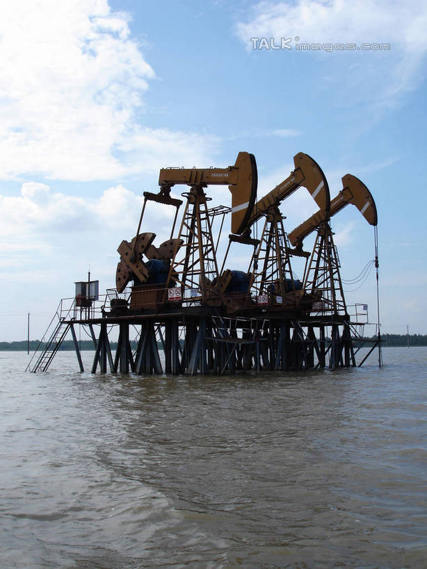 无人,竖图,室外,白天,正面,旅游,度假,河流,美景,水,中国,亚洲,一排,许多,阴影,环保,整齐,电力,光线,钢材,电缆,电线,影子,支架,河水,景观,水流,水面,云,云朵,云彩,娱乐,电塔,江苏,排列,蓝色,白云,蓝天,天空,阳光,自然,天,享受,休闲,和谐,景色,放松,能源,晴朗,支撑,生态,回收,波光粼粼,资源,队列,自然风光,供电设备,开采,钻井,油田,利用,低碳,东亚,循环,高压电塔,高压输电线,江苏省,扬州,中华人民共和国,华东地区,苏,江苏油田,扬州市,高压电线塔,高压塔,持续,晴空,彩图,hascy1