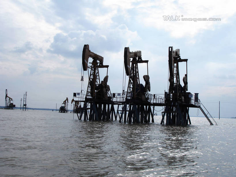 无人,横图,室外,白天,正面,旅游,度假,河流,美景,水,中国,亚洲,一排,许多,阴影,环保,整齐,电力,光线,钢材,电缆,电线,影子,支架,河水,景观,水流,水面,云,云朵,云彩,娱乐,电塔,江苏,排列,蓝色,白云,蓝天,天空,阳光,自然,天,享受,休闲,和谐,景色,放松,能源,晴朗,支撑,生态,回收,波光粼粼,资源,队列,自然风光,供电设备,开采,钻井,油田,利用,低碳,东亚,循环,高压电塔,高压输电线,江苏省,扬州,中华人民共和国,华东地区,苏,江苏油田,扬州市,高压电线塔,高压塔,持续,晴空,彩图,hascy1