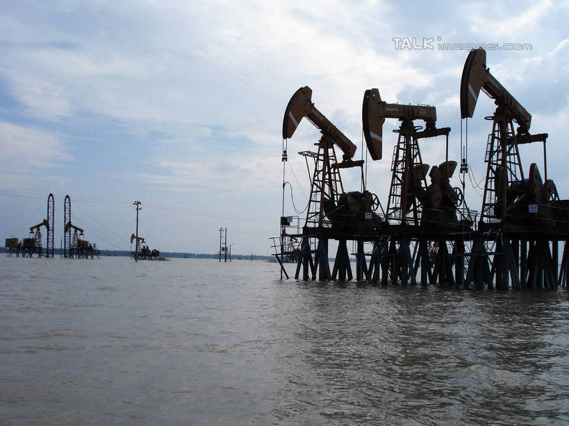 无人,横图,室外,白天,正面,旅游,度假,河流,美景,水,中国,亚洲,一排,许多,阴影,环保,整齐,电力,光线,钢材,电缆,电线,影子,支架,河水,景观,水流,水面,云,云朵,云彩,娱乐,电塔,江苏,排列,蓝色,白云,蓝天,天空,阳光,自然,天,享受,休闲,和谐,景色,放松,能源,晴朗,支撑,生态,回收,波光粼粼,资源,队列,自然风光,供电设备,开采,钻井,油田,利用,低碳,东亚,循环,高压电塔,高压输电线,江苏省,扬州,中华人民共和国,华东地区,苏,江苏油田,扬州市,高压电线塔,高压塔,持续,晴空,彩图,hascy1