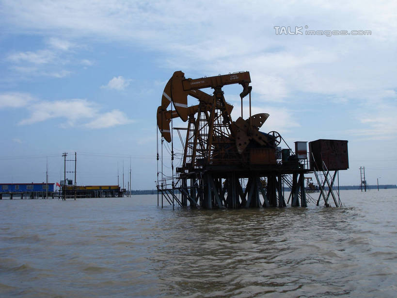 无人,横图,室外,白天,正面,旅游,度假,河流,美景,水,中国,亚洲,一排,许多,阴影,环保,整齐,电力,光线,钢材,电缆,电线,影子,支架,河水,景观,水流,水面,云,云朵,云彩,娱乐,电塔,江苏,排列,蓝色,白云,蓝天,天空,阳光,自然,天,享受,休闲,和谐,景色,放松,能源,晴朗,支撑,生态,回收,波光粼粼,资源,队列,自然风光,供电设备,开采,钻井,油田,利用,低碳,东亚,循环,高压电塔,高压输电线,江苏省,扬州,中华人民共和国,华东地区,苏,江苏油田,扬州市,高压电线塔,高压塔,持续,晴空,彩图,hascy1