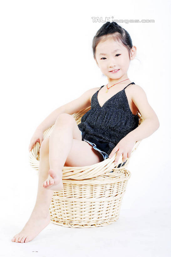 东方人,儿童,一个人,坐,笑,交叉,微笑,露齿笑,竖图,室内,白天,白色背景,正面,裙子,纯洁,竹子,项链,亚洲,仅一个女性,仅一个人,竹制,连衣裙,编织,篮子,吊带衫,黄种人,光脚,装饰品,小孩,黑色,饰品,首饰,竹篮,仅一个小孩,赤脚,可爱,童年,童趣,搭,摄影,影棚,竹条,交织,竹制品,搭着,童真,烂漫,无邪,穿插,天真,女孩,女人,女性,亚洲人,孩子,坐着,彩图,全身,影棚拍摄,拍摄,女生,hascy1