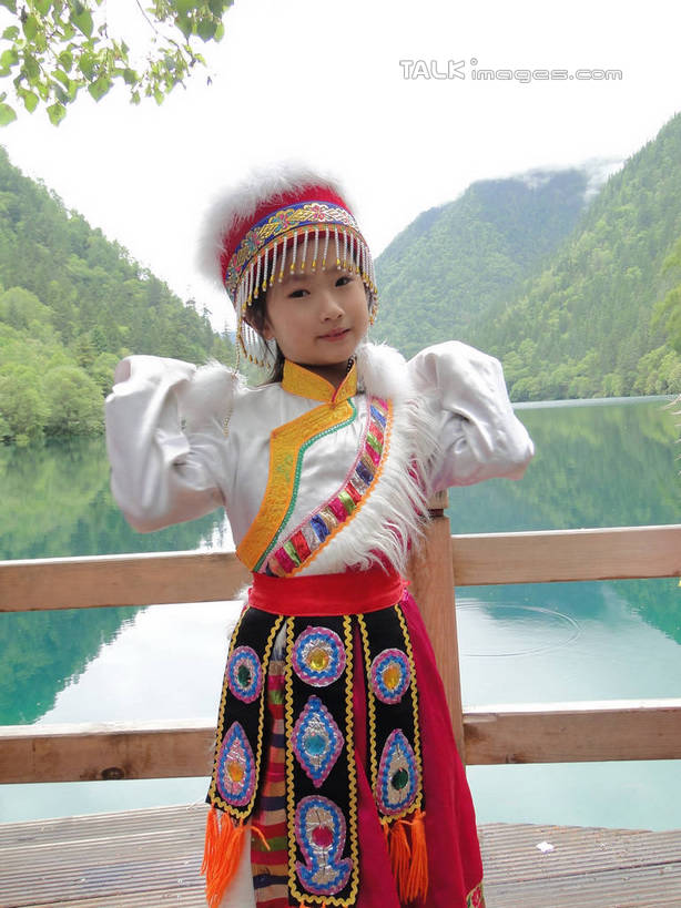 东方人,儿童,一个人,栏杆,站,举,竖图,室外,白天,正面,民族服装,旅游,度假,纯洁,河流,美景,山,山脉,树林,水,植物,九寨沟,中国,亚洲,仅一个女性,仅一个人,阴影,光线,影子,河水,景观,山峰,水流,围栏,山峦,黄种人,娱乐,护栏,树,树木,小孩,绿色,倒影,阳光,自然,群山,托,站着,仅一个小孩,享受,休闲,景色,放松,可爱,童年,童趣,四川省,生长,成长,倒映,自然风光,童真,东亚,烂漫,无邪,四川,藏族服饰,阿坝,中华人民共和国,西南地区,阿坝藏族羌族自治州,阿坝州,川,九寨沟县,反照,天真,女孩,女人,女性,亚洲人,孩子,举起,举手,举着,向上举,向上伸,向上托,站立,半身,彩图,传统服装,民俗服,九寨沟风景区,四川九寨沟风景名胜区,女生,hascy1