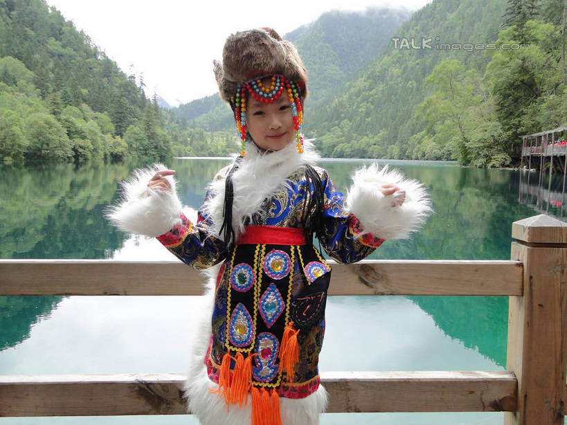 东方人,儿童,一个人,栏杆,站,举,笑,微笑,横图,室外,白天,正面,民族服装,旅游,度假,纯洁,河流,美景,山,山脉,树林,水,植物,九寨沟,中国,亚洲,仅一个女性,仅一个人,阴影,光线,影子,河水,景观,山峰,水流,围栏,山峦,黄种人,娱乐,护栏,树,树木,小孩,绿色,倒影,阳光,自然,群山,托,站着,仅一个小孩,享受,休闲,景色,放松,可爱,童年,童趣,四川省,生长,成长,倒映,自然风光,童真,东亚,烂漫,无邪,四川,藏族服饰,阿坝,中华人民共和国,西南地区,阿坝藏族羌族自治州,阿坝州,川,九寨沟县,反照,天真,女孩,女人,女性,亚洲人,孩子,举起,举手,举着,向上举,向上伸,向上托,站立,半身,彩图,传统服装,民俗服,九寨沟风景区,四川九寨沟风景名胜区,女生,hascy1